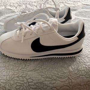 NWOT Nike - youth shoes size 4.5y